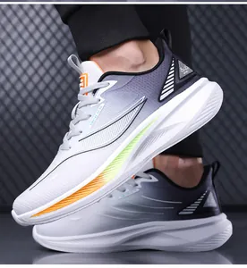 Détail latéral de chaussures de sport en mesh respirant avec motif dégradé