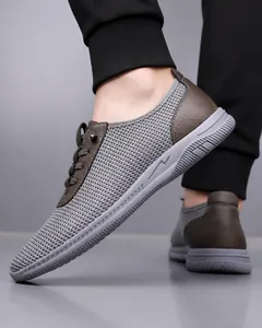 Vue latérale de baskets en mesh respirant pour hommes avec patchwork gris et marron sur semelle