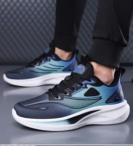 Vue latérale de baskets de course respirantes pour hommes avec dégradé bleu et noir