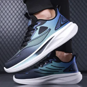 Photo portée de chaussures de course en mesh dégradé respirant avec semelle blanche
