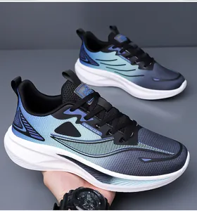 Détail de chaussure de sport en mesh dégradé bleu avec semelle épaisse légère