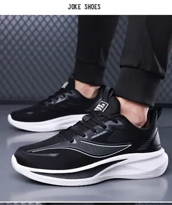 Détail de chaussure de course en maille noire avec semelle amortissante blanche épaisse