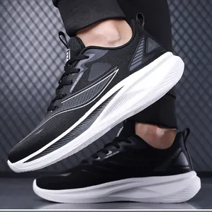 Gros plan de chaussures de running en maille noire avec semelle amortissante blanche