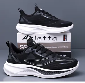 Détail de la tige en maille respirante et semelle amortissante des baskets de course noires