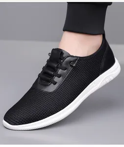 Détail de baskets en mesh noir pour hommes avec semelle blanche et style slip-on