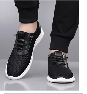 Gros plan de baskets en maille noire respirante sans lacets avec semelle blanche