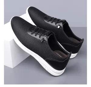 Détail de baskets en mesh noir pour hommes avec semelle blanche et texture respirante