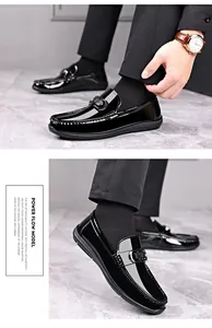 Details des schwarzen Lackleder-Loafers mit Metallschnalle und weicher Sohlentextur