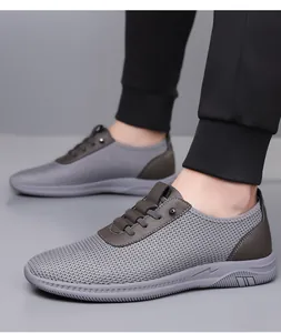 Gros plan sur chaussures de marche grises respirantes pour hommes avec motif éclair