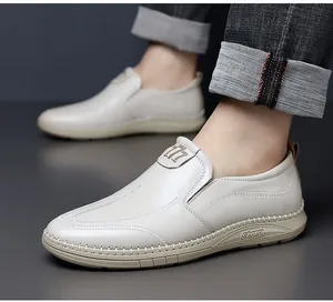 Detalle de mocasín de cuero para hombre con costuras y suela de goma suave deportiva