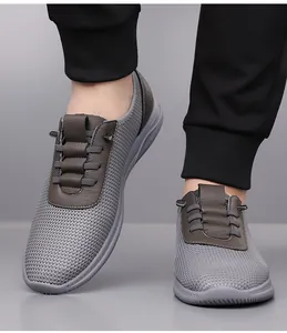 Détail d'une basket grise en maille pour homme avec tissu respirant et semelle antidérapante