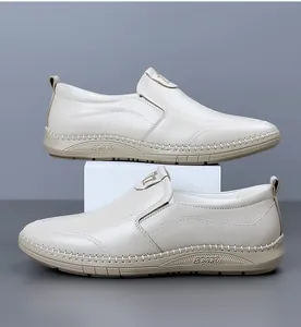 Detalle de mocasín de cuero beige para hombre con suela blanda y marca de texto Sport