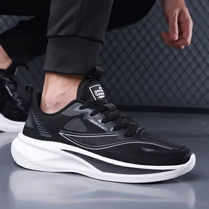 Chaussures de course noires en mesh respirant avec semelle blanche amortissante