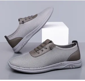 Détail de baskets grises pour hommes en mesh respirant avec semelle texturée