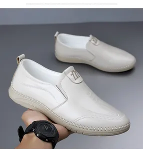 Detalle de costuras de cuero y logotipo Sport en un mocasín informal de cuero para hombre