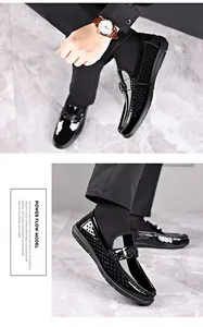 Details von schwarzen Lackleder-Loafers mit Seitenteilen und Metallschnalle