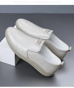 Detalle de mocasines de cuero beige con costuras blancas y perforaciones transpirables