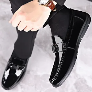 Mocassins pour hommes en cuir verni noir avec boucle métal et semelle antidérapante