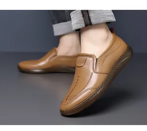 Detalle de mocasines de cuero marrón con costuras artesanales y perforaciones transpirables