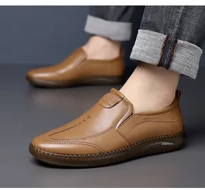 Detalle de mocasines de cuero marrón con costuras finas y suelas deportivas de goma
