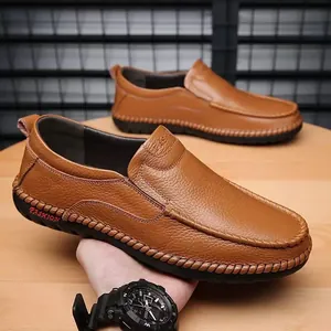 Mocasines para hombre en cuero marrón con costuras a mano y suelas de goma suave