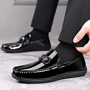Mocassins pour hommes en cuir verni noir brillant avec boucle métallique style chic