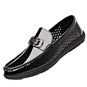 Mocassins pour hommes en cuir verni noir avec perforations laser et boucle décorative V