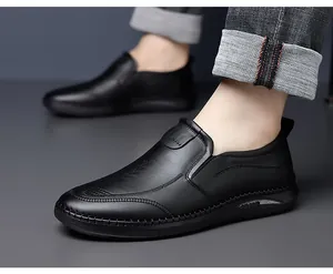 Detalle de zapatos náuticos de cuero negro para hombre con costuras y suela deportiva