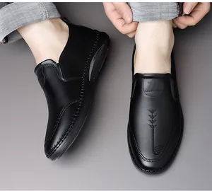 Vista detallada de mocasín para hombre en cuero negro con costuras y textura de piel