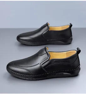 Detalle de zapatos de cuero negro sin cordones con suela suave y el logo SPORT