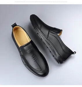 Detalle de mocasines de cuero negro con costuras a mano y relieve deportivo en el lateral
