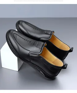 Detalle de mocasines de cuero negro con costuras curvas y relieve decorativo de espiga
