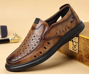 Κοντινό πλάνο σε καφέ δερμάτινα σανδάλια slip-on με πλεκτή υφή και διάτρητο σχέδιο