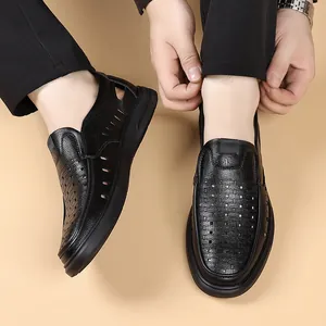 Ανδρικά μαύρα δερμάτινα σανδάλια με διάτρητο σχέδιο και μαλακή σόλα για άνεση το καλοκαίρι