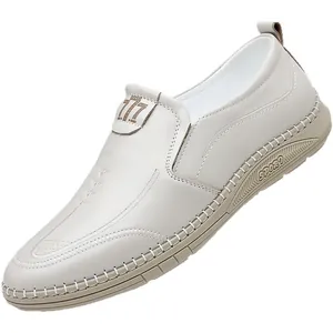 Mocasines de cuero para hombre en beige con suela deportiva y detalles de costura