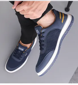 Nahaufnahme blauer Mesh-Sneaker mit gelben Streifen und atmungsaktivem Material