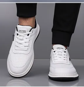 Nahaufnahme atmungsaktiver weißer Mesh-Sneaker mit Modeschildern und weichen Sohlen