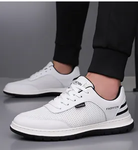 Detail von weißen Herren-Mesh-Sneakern mit Fashion-Text und atmungsaktiver Textur