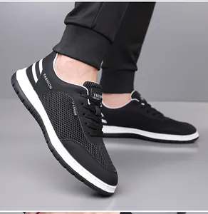 Detail von atmungsaktiven schwarzen Herren-Mesh-Sneakern mit weißen Streifen und Sohlen