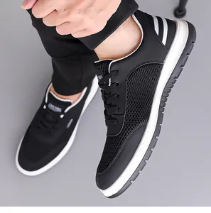 Detailansicht schwarzer Mesh-Sneaker mit weißer Sohle und gestreiftem Fersendesign