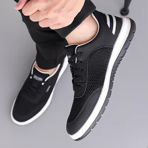 Atmungsaktive Herren Laufschuhe aus schwarzem Mesh mit leichter weißer Anti-Rutsch-Sohle