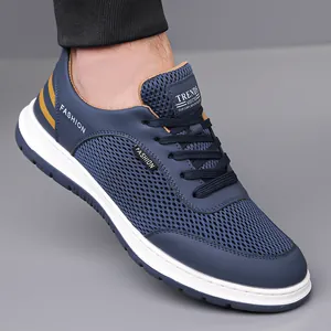 Atmungsaktive blaue Herren-Laufschuhe aus Mesh mit leichter weißer Sohle und gelben Akzenten