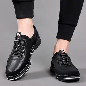 Scarpe casual da uomo in pelle nera con cuciture a contrasto e chiusura a coulisse