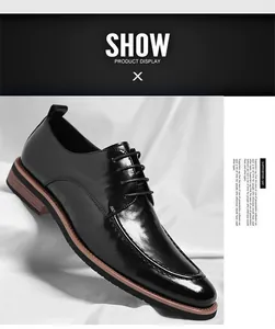 Detalle de zapato derby en cuero negro brillante con ribete de suela marrón sobre seda