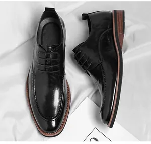 Detalle de zapatos derby de charol negro brillante con costuras en U y cordones elegantes