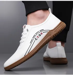 Dettaglio scarpa casual bianca da uomo con suola in gomma marrone antiscivolo e logo laterale