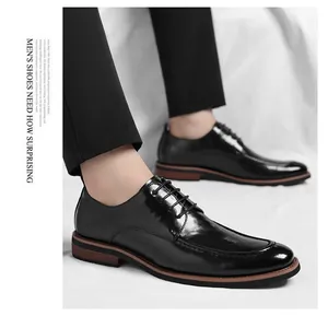 Primer plano de zapatos de vestir de charol negro para hombre con acabado pulido y cordones