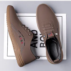 Dettaglio scarpe casual marroni da uomo con scritta CXGK e pelle sintetica testurizzata