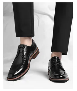 Detalle de zapatos derby en charol negro brillante con suela de madera y cordones finos