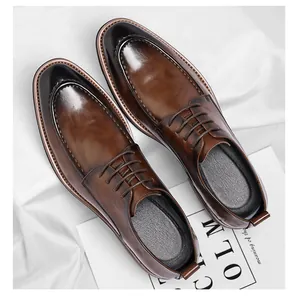 Vista superior de zapatos de vestir en cuero marrón con puntera bruñida y cordones